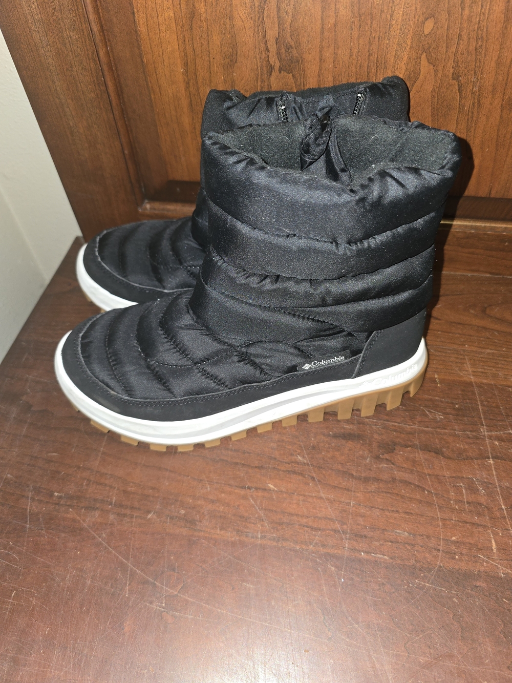 Columbia Black Quilted Winter Boots with Gum Outsole